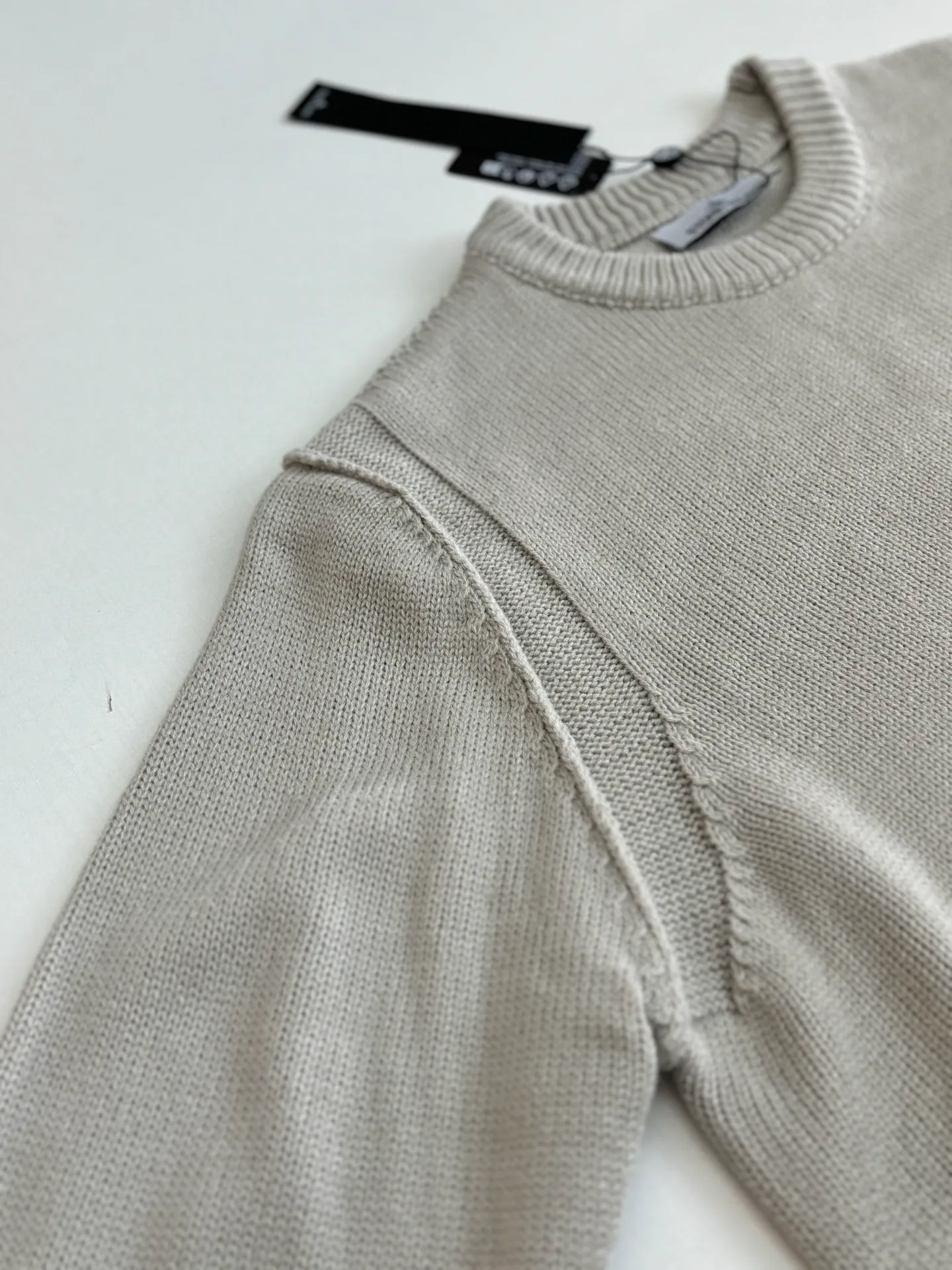 P410 Stone islan*/stone island solid color basic armband round neck knitted sweater. The original version was purchased and developed by 2488. The fabric is made of wool yarn blended nylon. The overall comfort is more skin-friendly than the original version. The YB upper body is particularly tight. We adjusted the overall feel and skin-friendly feeling based on the original wool yarn quality. Both are more comfortable and breathable than the ZP upper body. There is no difference between the stripes and the original version. And it can be done with full grade. Supports random detection of wool content. We ensure that every item our customers receive is of high quality. It also needs to be taken to the tatting factory for secondary processing. Stone Island armband, the overall wiring is straight and delicate, the fabric is comfortable and soft, the color is consistent without color difference Size: S/M/L/XL
